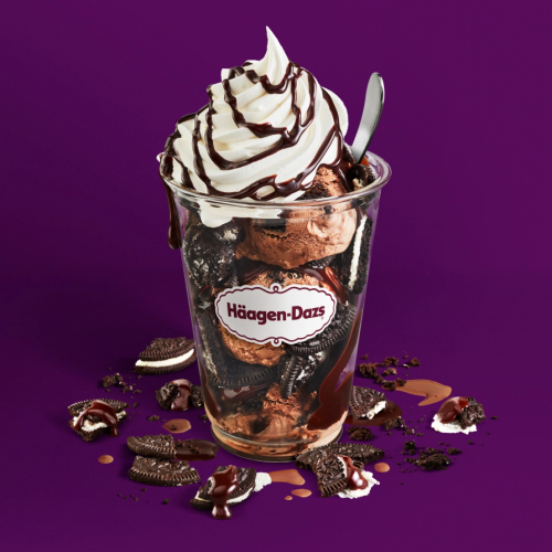 Midnight Cookies & Cream Dazzler Midnight cookies and cream ice cream layered with hot fudge and chocolate cookie pieces topped with whipped cream and hot fudge. Served with toppings.