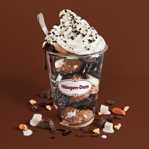 Rocky Road Dazzler Rocky road ice cream layered with hot fudge and chocolate cookie pieces topped with whipped cream and chocolate cookie crunch. Served with toppings.